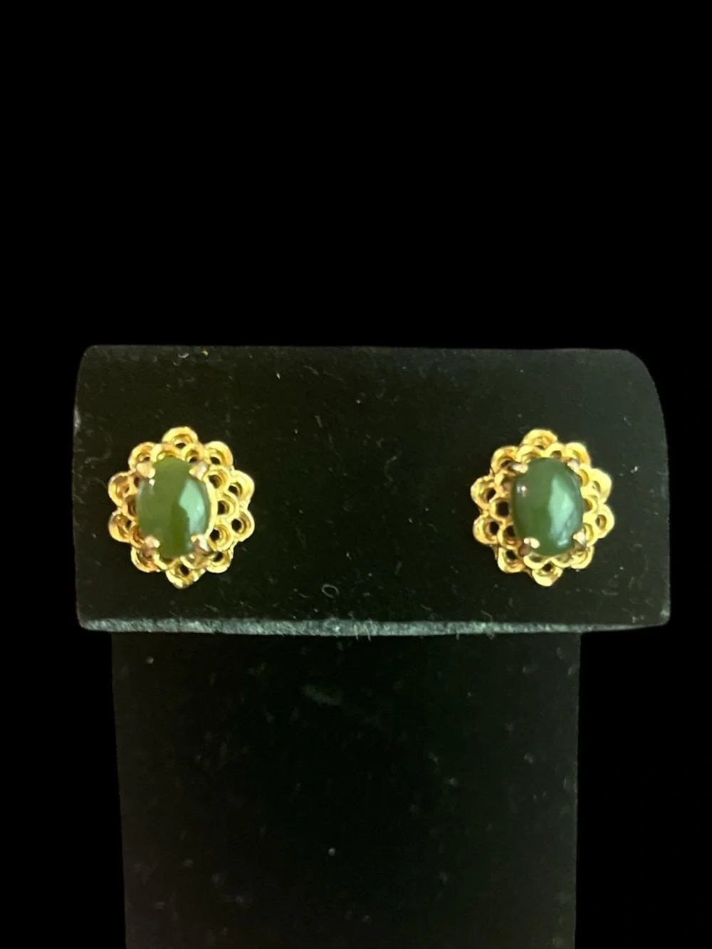 Vintage Jade Cabochon Scalloped Gold Filigree Stud Earrings